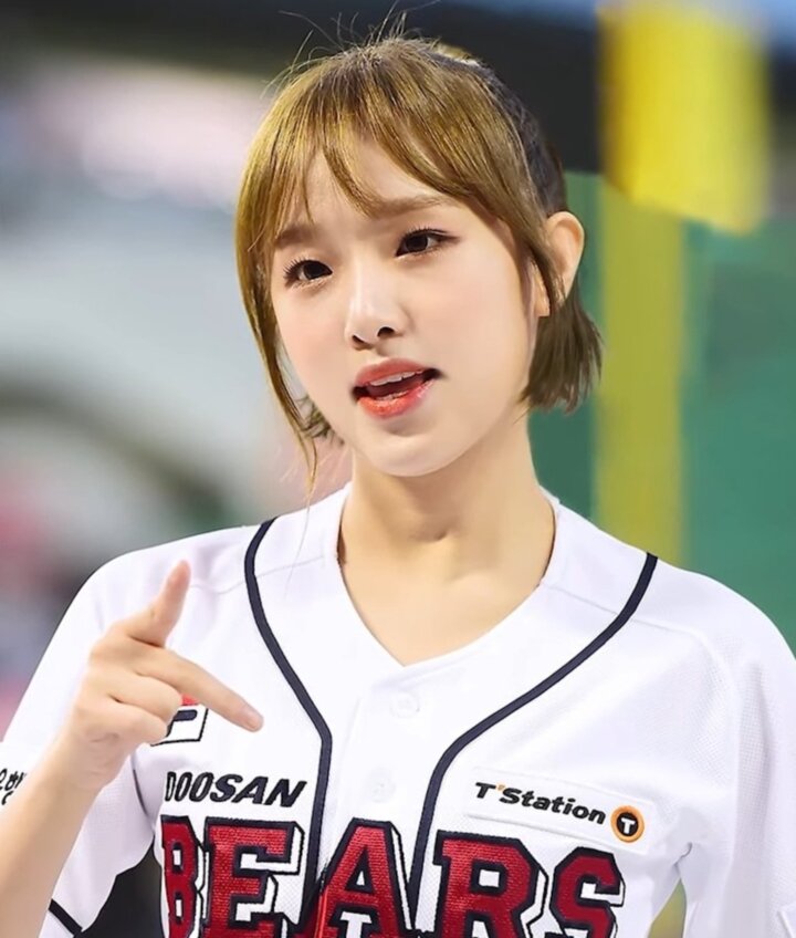 단발머리 최예나