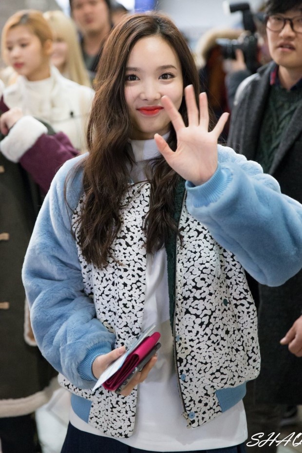 인사 받아주나연?